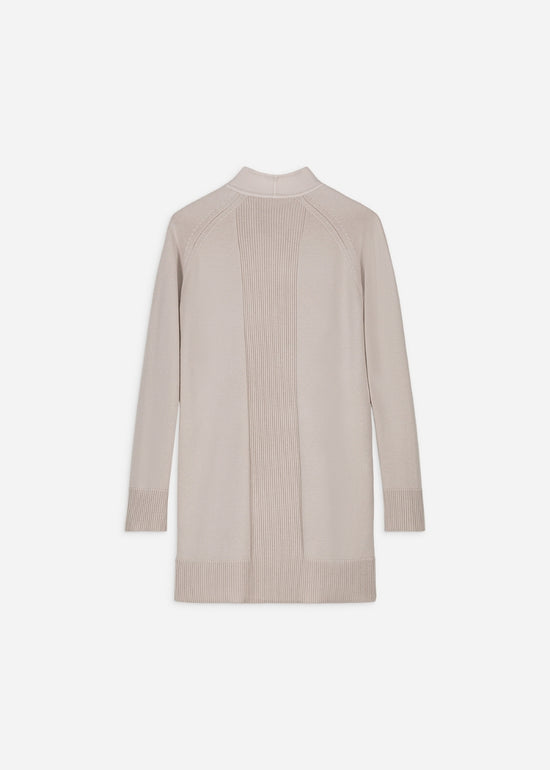 Manteau ample en béton, avec ses détails en daim et son col fluide
