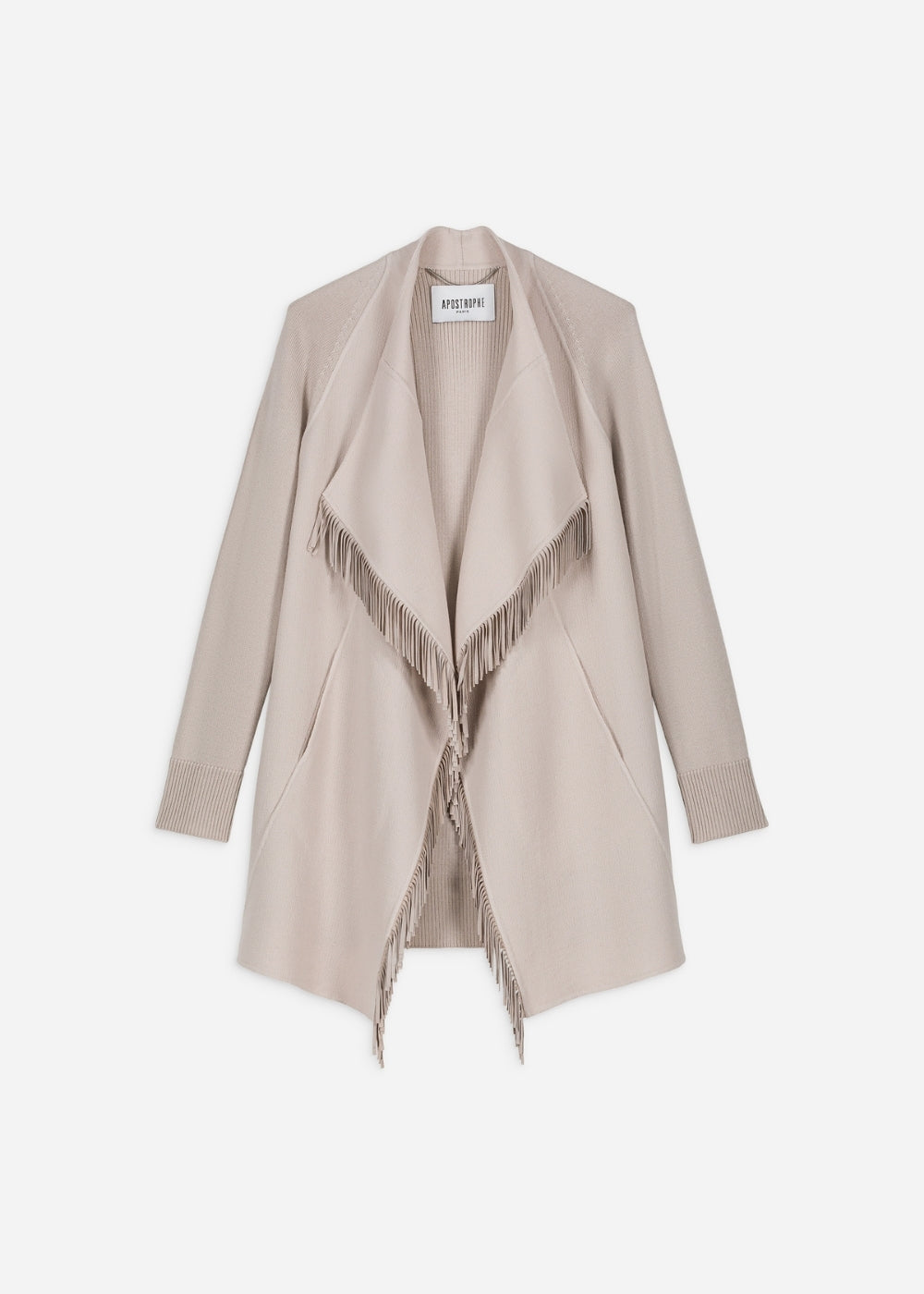 Ce manteau court bi-matière béton combine laine douce et daim, avec un col drapé fluide et des franges décoratives.