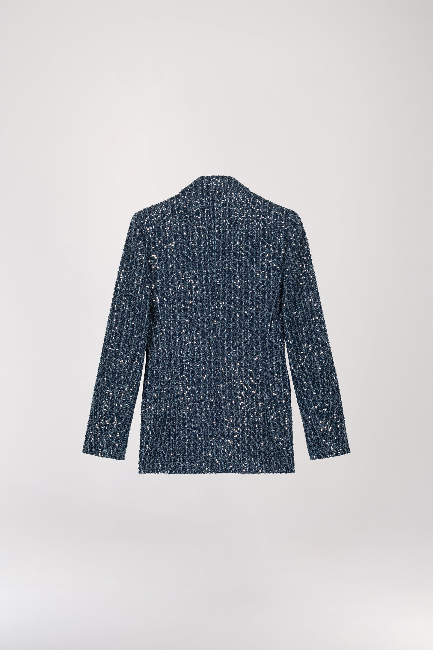 Veste de tailleur à sequins bleu denim, avec une coupe cintrée et un col chic apportant une structure élégante. Dotée de poches à rabat fonctionnelles et de boutons recouverts, elle offre un ajustement parfait à la silhouette. Les sequins brodés ajoutent une touche éclatante, idéale pour un look de soirée.