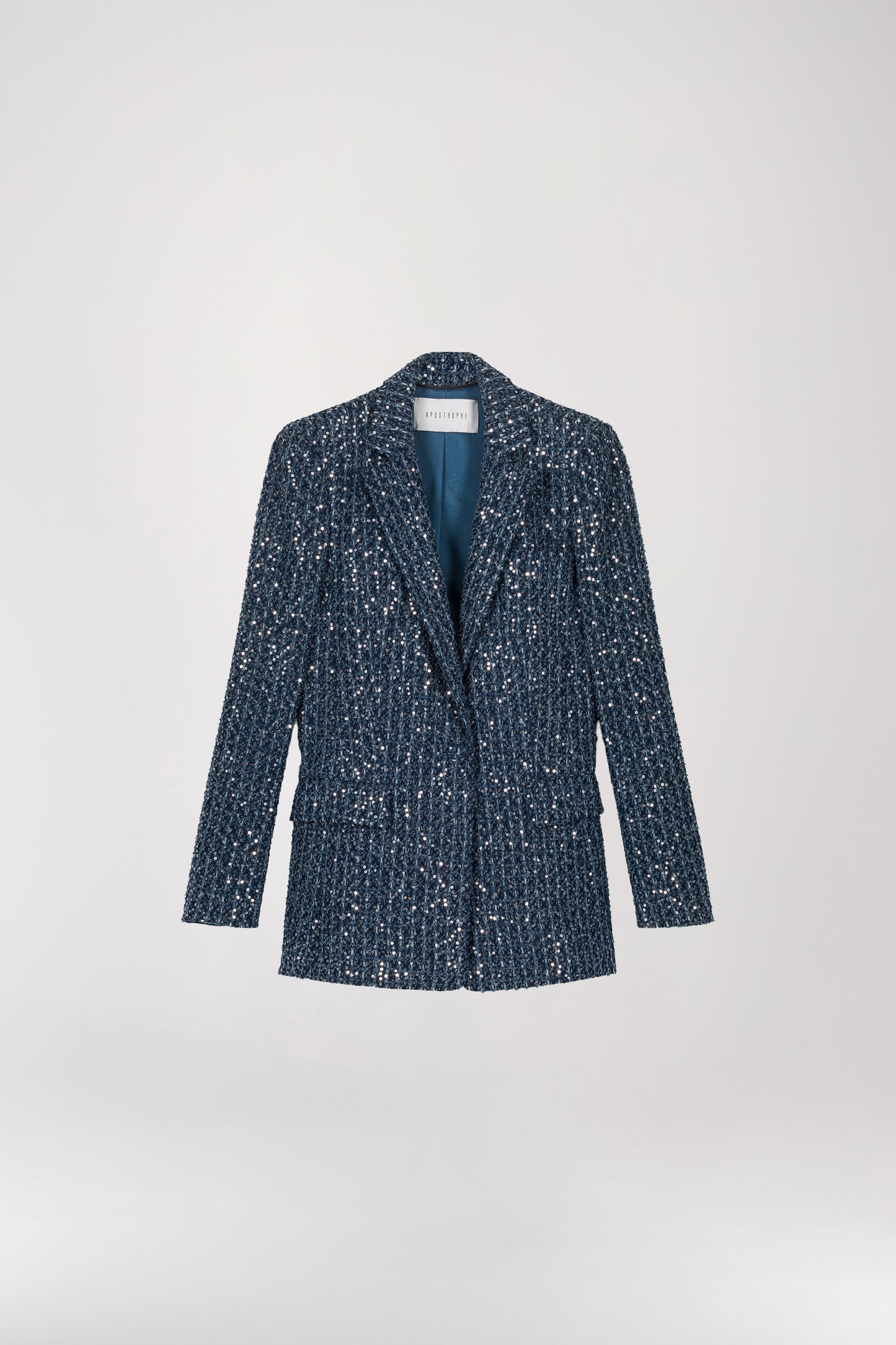 Veste de tailleur à sequins bleu denim, avec une coupe cintrée et un col chic apportant une structure élégante. Dotée de poches à rabat fonctionnelles et de boutons recouverts, elle offre un ajustement parfait à la silhouette. Les sequins brodés ajoutent une touche éclatante, idéale pour un look de soirée.