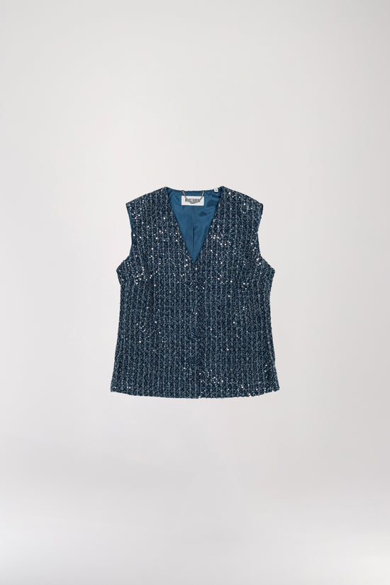 Gilet à sequins bleu denim scintillants, avec un col en V qui sublime votre port de tête. Doté de subtiles fentes latérales et d’un tissu léger et agréable, il offre une coupe sans manches élégante.