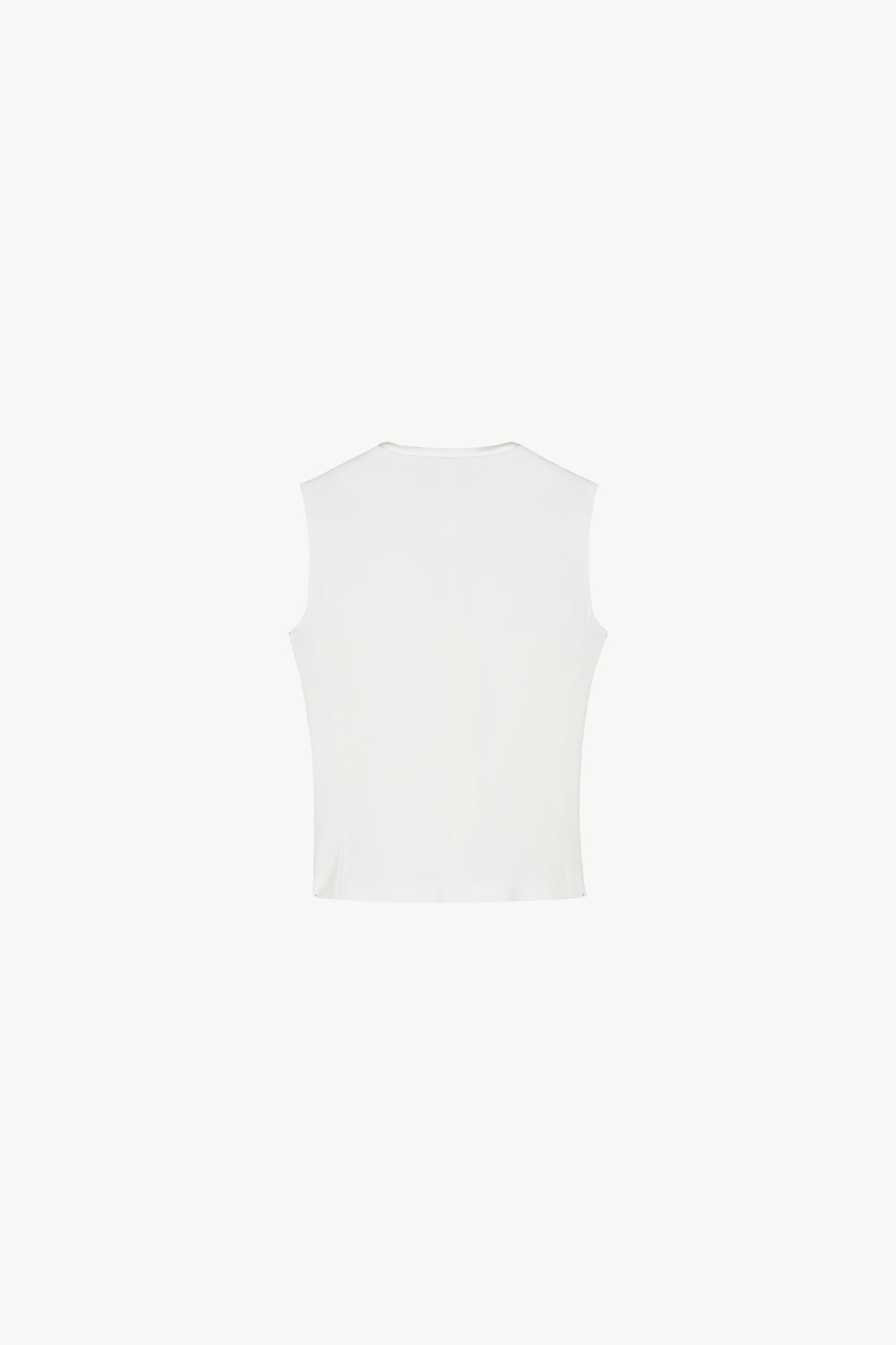 Ce gilet sans manche blanc cassé avec incrustation de satin sur le col.