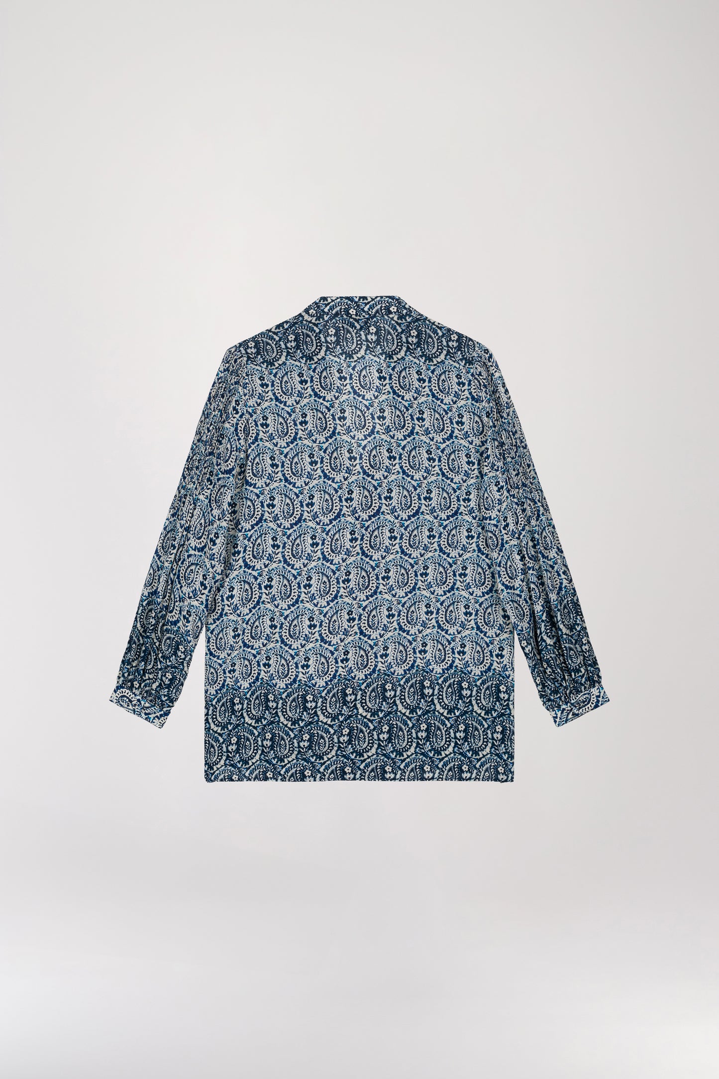 Blouse col mao à imprimé fleuri bleu, avec une coupe fluide et des tons bleutés de saison. Sa patte de boutonnage dissimule des boutons nacrés pour une finition chic, tandis que ses manches longues fluides offrent une liberté de mouvement optimale.