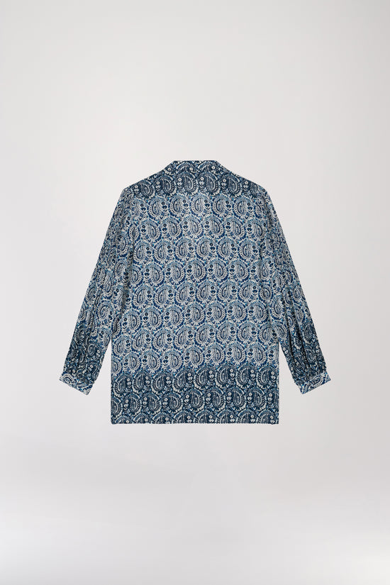 Blouse col mao à imprimé fleuri bleu, avec une coupe fluide et des tons bleutés de saison. Sa patte de boutonnage dissimule des boutons nacrés pour une finition chic, tandis que ses manches longues fluides offrent une liberté de mouvement optimale.