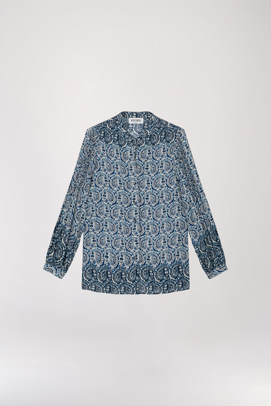 Blouse col mao à imprimé fleuri bleu, avec une coupe fluide et des tons bleutés de saison. Sa patte de boutonnage dissimule des boutons nacrés pour une finition chic, tandis que ses manches longues fluides offrent une liberté de mouvement optimale.