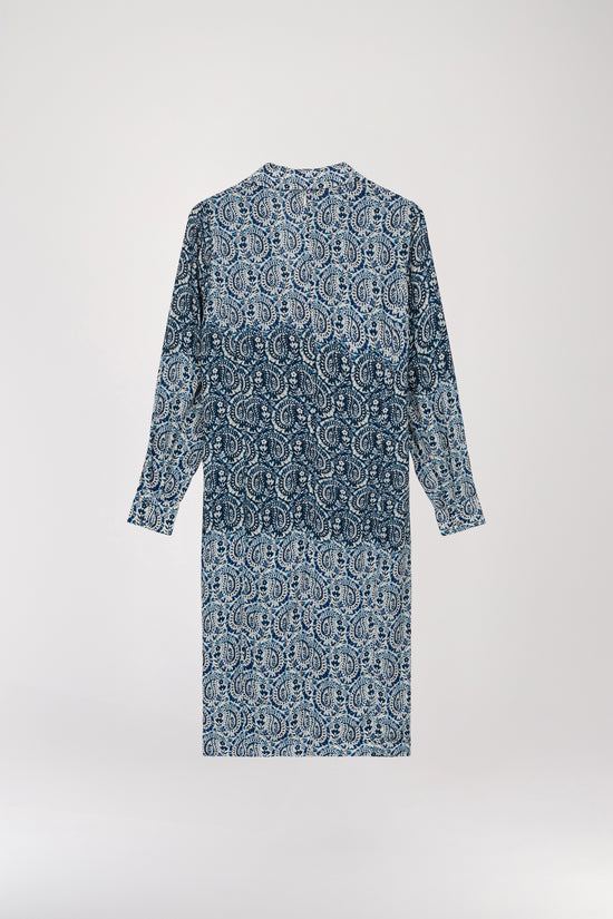 Robe froncée à imprimé fleuri bleu, élégante et moderne avec son col chemise et ses poignets raffinés. Ajustée à la silhouette grâce à un zip invisible au dos, elle est conçue dans un tissu léger et fluide, idéal pour une journée ensoleillée.