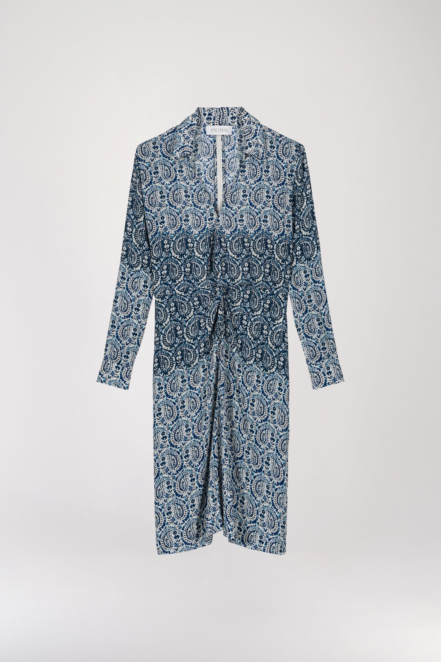 Robe froncée à imprimé fleuri bleu, élégante et moderne avec son col chemise et ses poignets raffinés. Ajustée à la silhouette grâce à un zip invisible au dos, elle est conçue dans un tissu léger et fluide, idéal pour une journée ensoleillée.