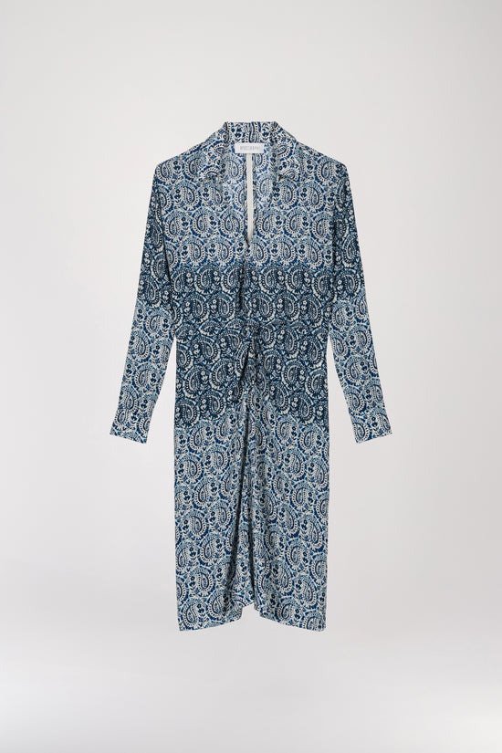 Robe froncée à imprimé fleuri bleu, élégante et moderne avec son col chemise et ses poignets raffinés. Ajustée à la silhouette grâce à un zip invisible au dos, elle est conçue dans un tissu léger et fluide, idéal pour une journée ensoleillée.