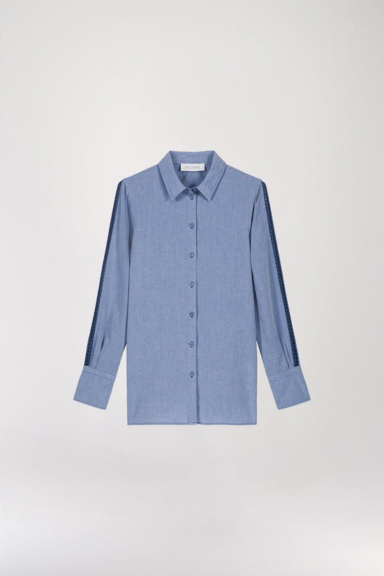 Chemise en lin brodée bleu denim, alliant design minimaliste et sophistication. Sa coupe ajustée flatte la silhouette tout en offrant une allure décontractée, idéale pour un style élégant sans effort. Dotée d’un col revers pointu, d’une broderie aux épaules, d’un boutonnage apparent et de boutons nacrés, elle se démarque par ses détails raffinés.