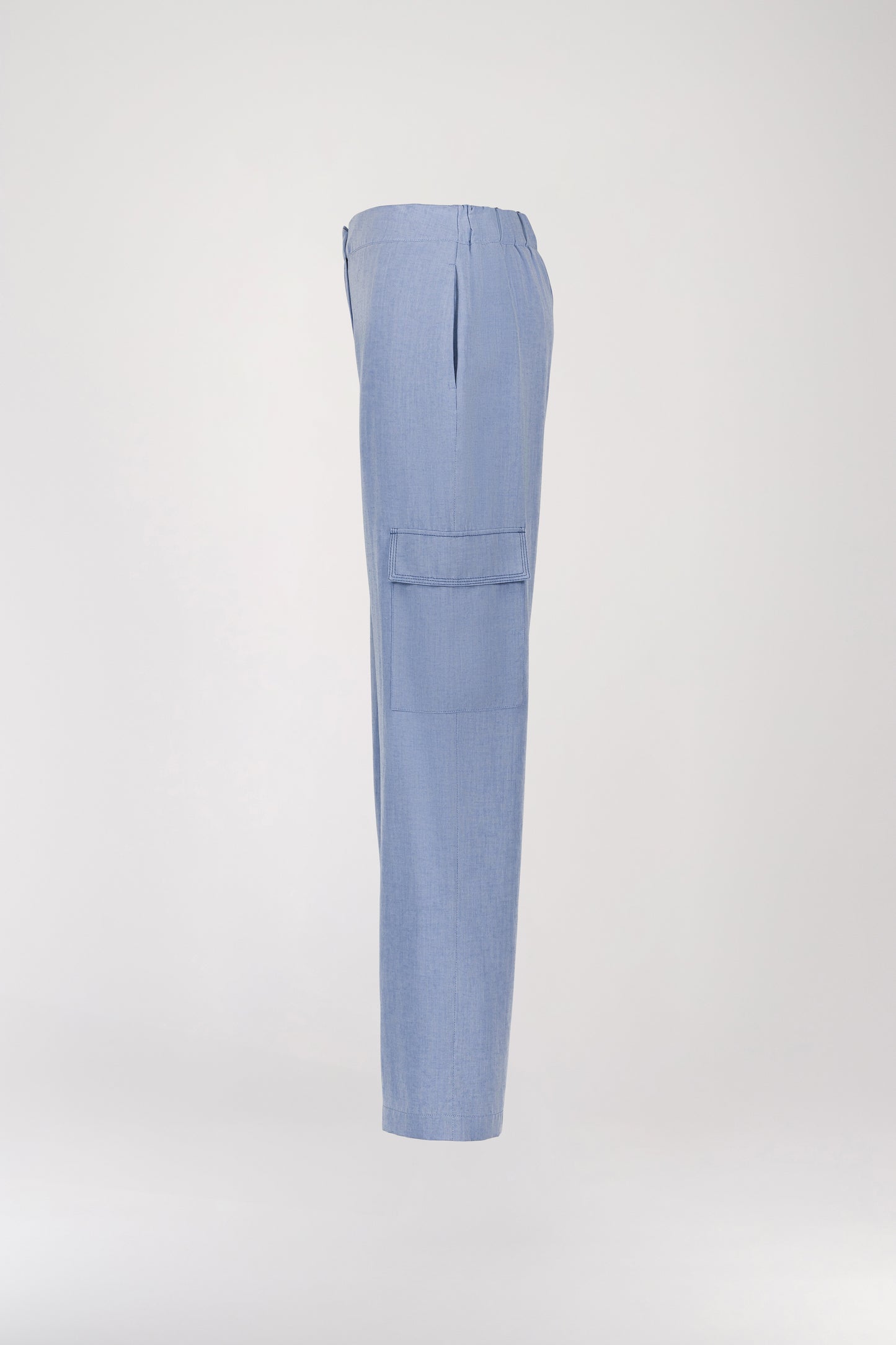 Pantalon cargo bleu au style décontracté et chic, avec une coupe large et des poches latérales pratiques. Des finitions de surpiqûres ajoutent une touche de style, reflétant l’attention aux détails d’Apostrophe.