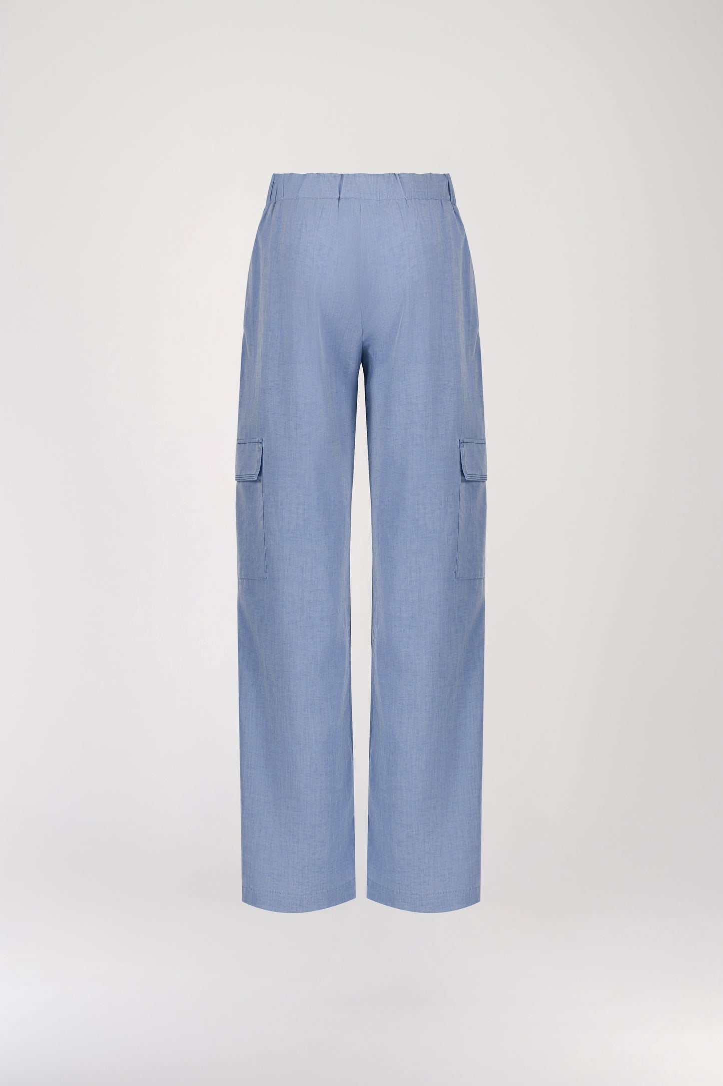 Pantalon cargo bleu au style décontracté et chic, avec une coupe large et des poches latérales pratiques. Des finitions de surpiqûres ajoutent une touche de style, reflétant l’attention aux détails d’Apostrophe.