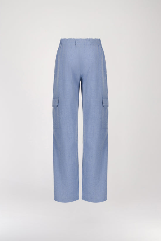 Pantalon cargo bleu au style décontracté et chic, avec une coupe large et des poches latérales pratiques. Des finitions de surpiqûres ajoutent une touche de style, reflétant l’attention aux détails d’Apostrophe.