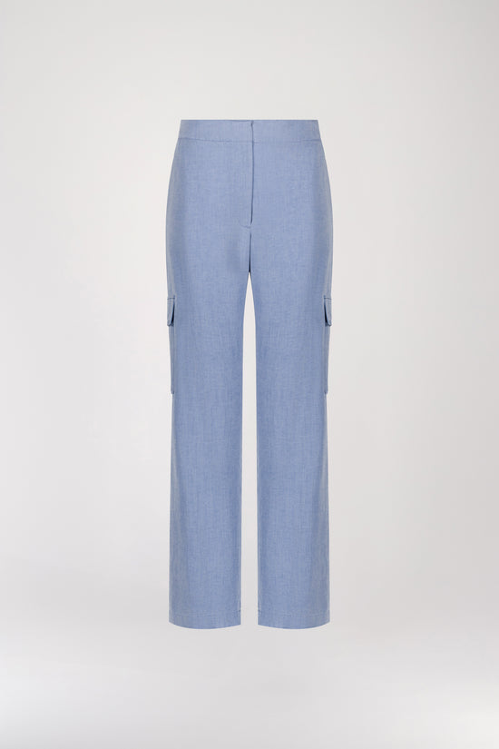 Pantalon cargo bleu au style décontracté et chic, avec une coupe large et des poches latérales pratiques. Des finitions de surpiqûres ajoutent une touche de style, reflétant l’attention aux détails d’Apostrophe.