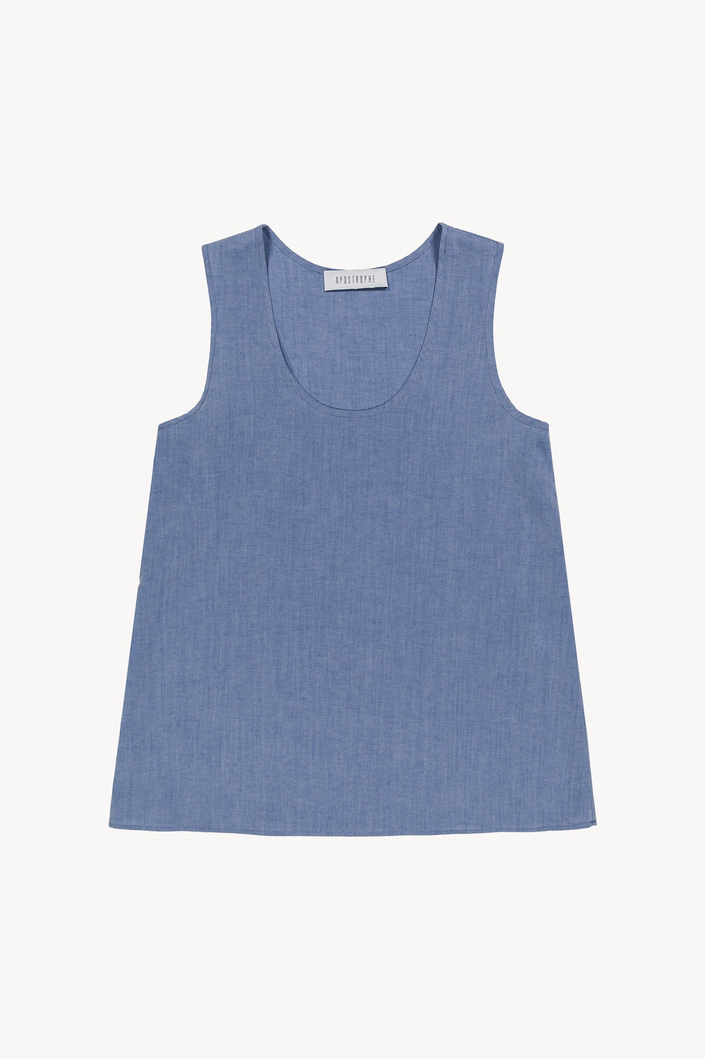 Débardeur col U bleu denim avec de larges bretelles et des détails de surpiqures.