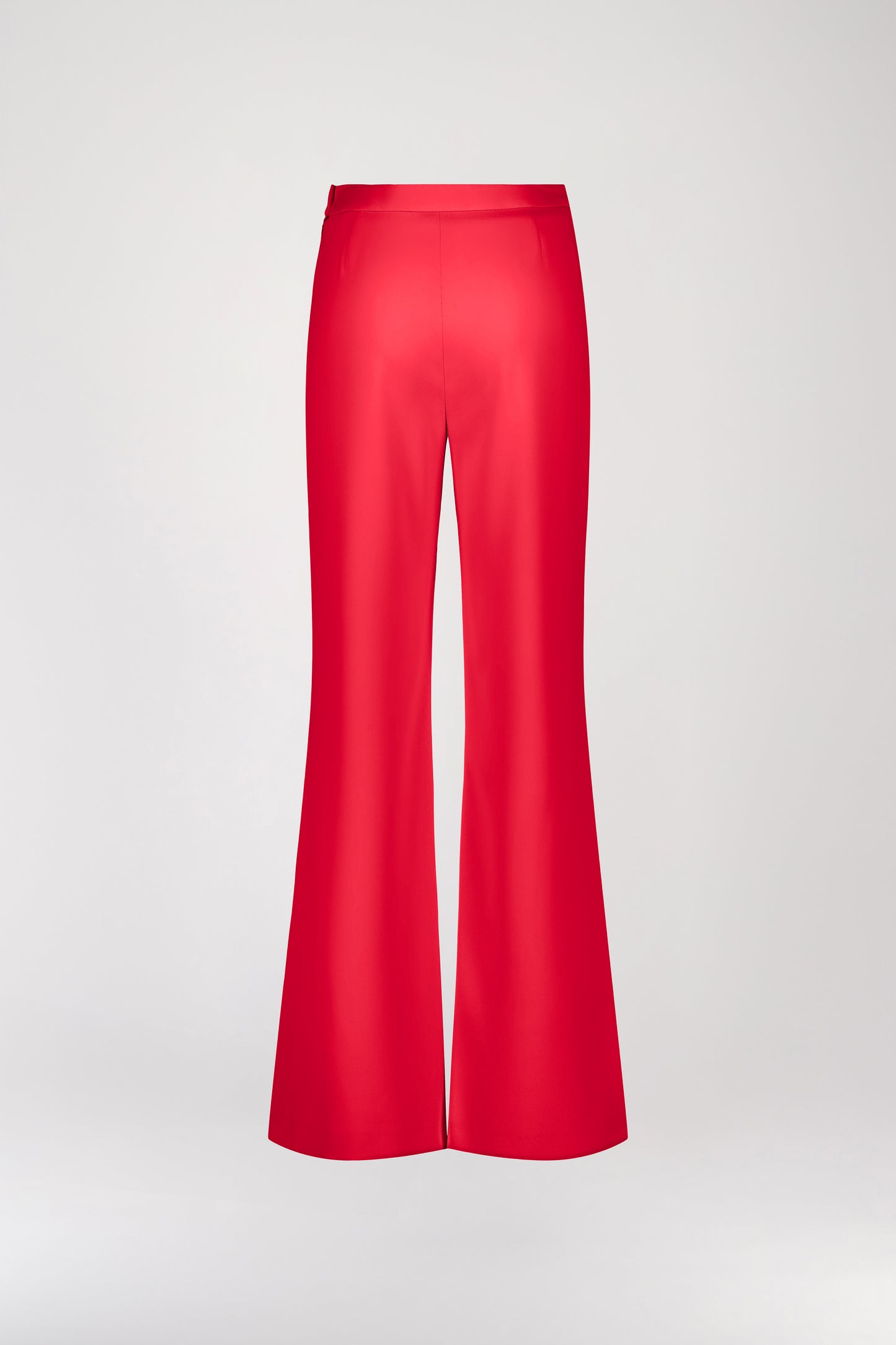 Pantalon fluide corail à taille haute, ajusté grâce à un zip latéral invisible. Les fines surpiqûres apportent une touche sophistiquée, tandis que le tissu léger offre un confort inégalé au quotidien.