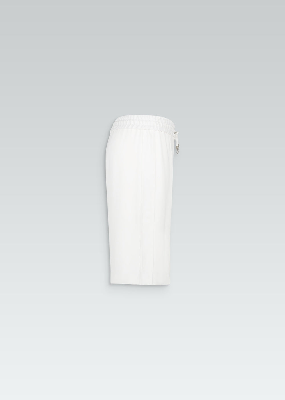 Short droit fluide blanc avec avec taille élastique et cordons avec embouts métal gravés