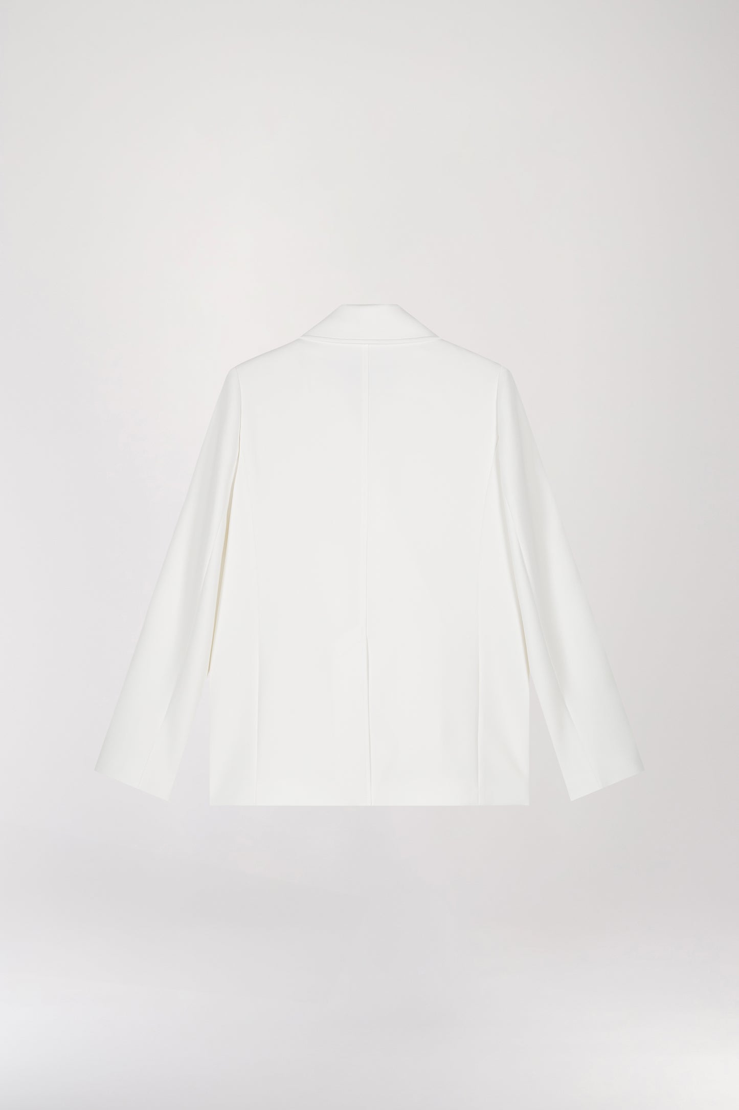 Manteau caban blanc à coupe droite pour une allure subtilement surdimensionnée. Doté d’un double boutonnage croisé, de poches passepoilées et de poches à rabat fonctionnelles. Le logo sur chaque élément ajoute une touche personnalisée et raffinée à ce modèle élégant.