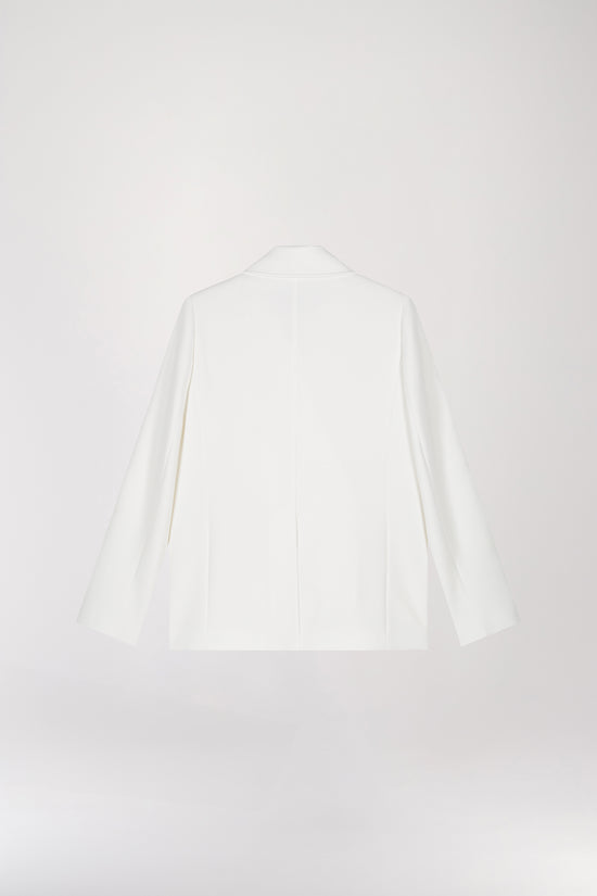 Manteau caban blanc à coupe droite pour une allure subtilement surdimensionnée. Doté d’un double boutonnage croisé, de poches passepoilées et de poches à rabat fonctionnelles. Le logo sur chaque élément ajoute une touche personnalisée et raffinée à ce modèle élégant.