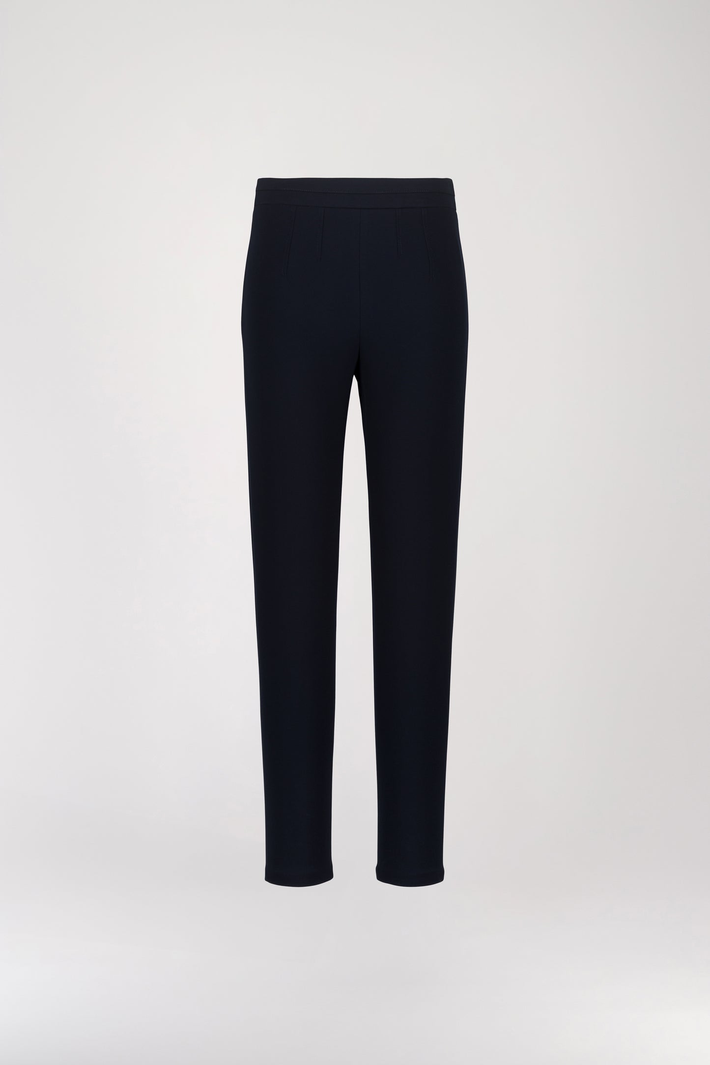 Pantalon legging à pince marine, ajusté pour épouser parfaitement votre silhouette avec une finition élégante. Sa taille élastique assure un maintien optimal, tandis que les plis avant allongent élégamment la silhouette.