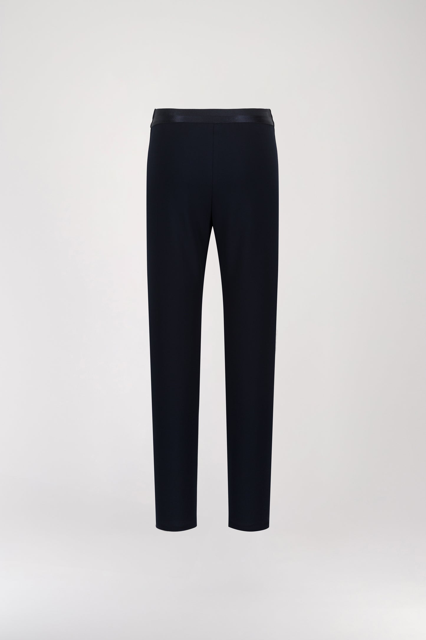 Pantalon legging à pince marine, ajusté pour épouser parfaitement votre silhouette avec une finition élégante. Sa taille élastique assure un maintien optimal, tandis que les plis avant allongent élégamment la silhouette.