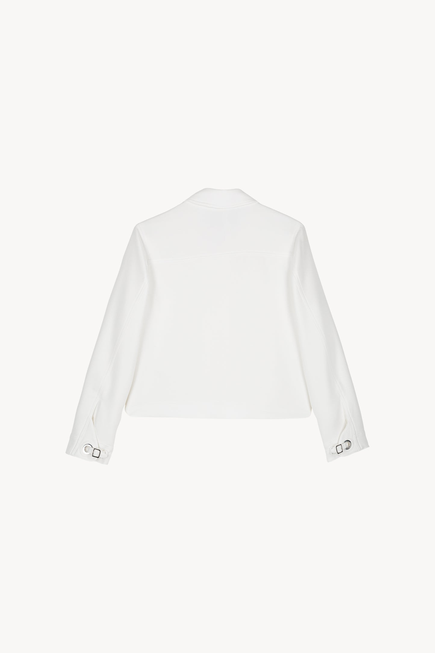 Veste blazer courte blanche dotée de poches plaquées à la poitrine, de détails surpiqués, d’un boutonnage simple avec des boutons recouverts .