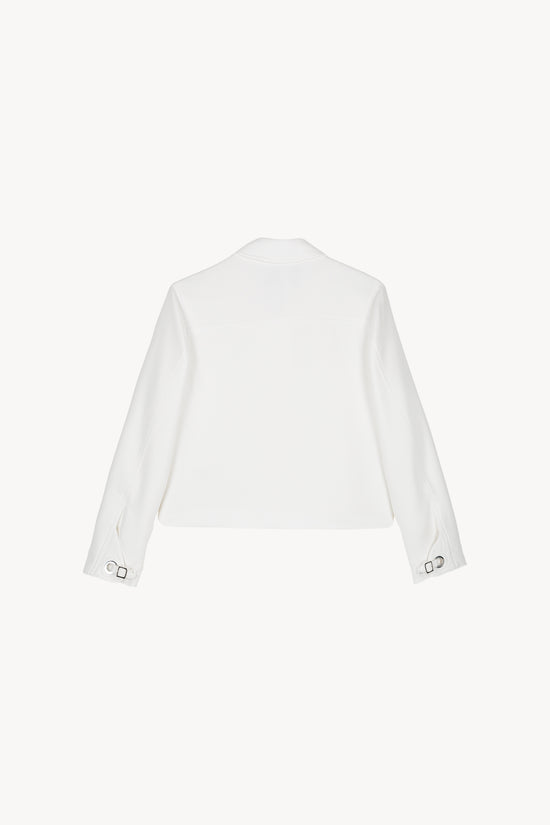 Veste blazer courte blanche dotée de poches plaquées à la poitrine, de détails surpiqués, d’un boutonnage simple avec des boutons recouverts .