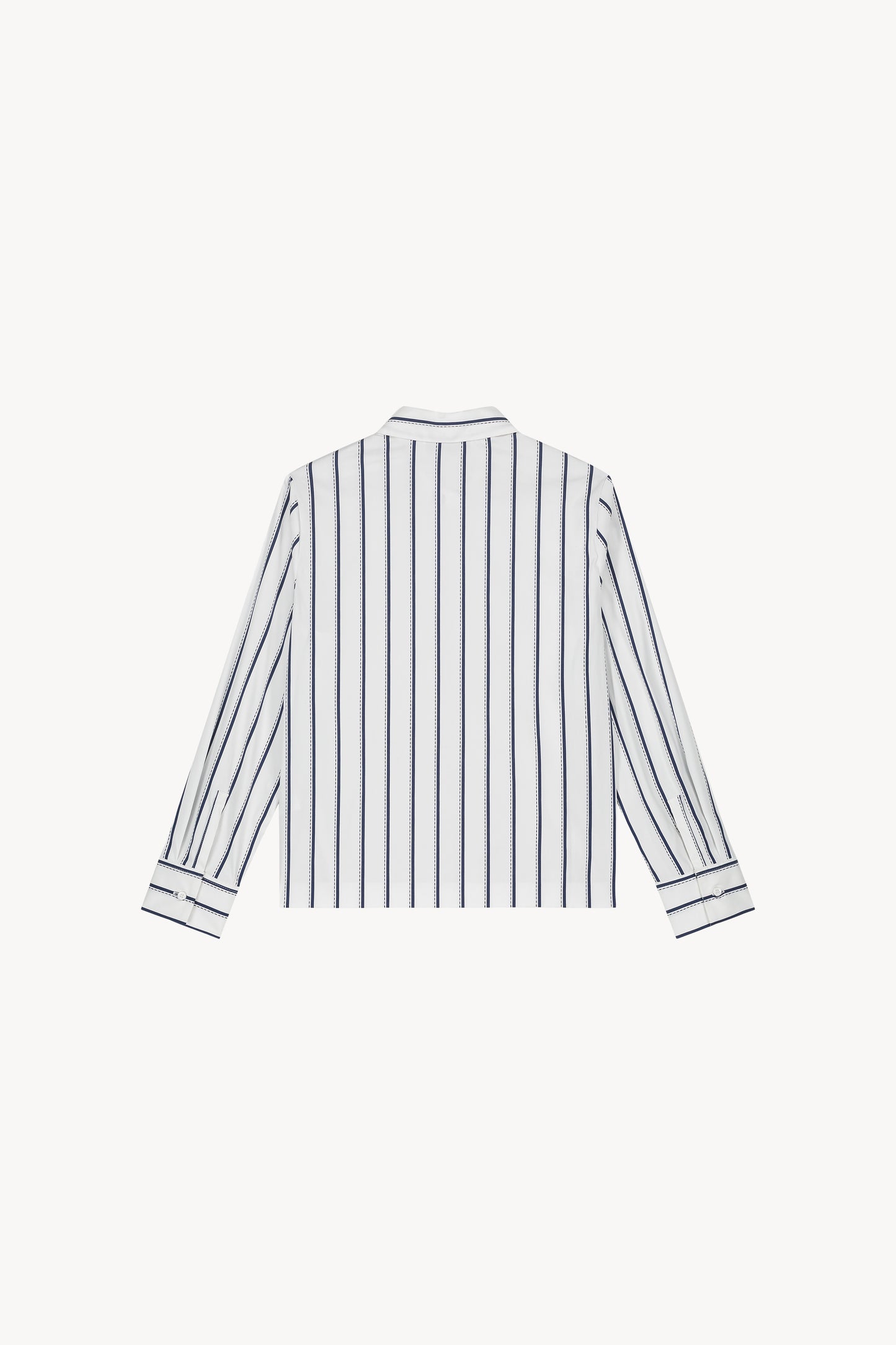 Chemise courte rayées marine taillée avec un col chemise, une patte de boutonnage cachée et des manches longues.