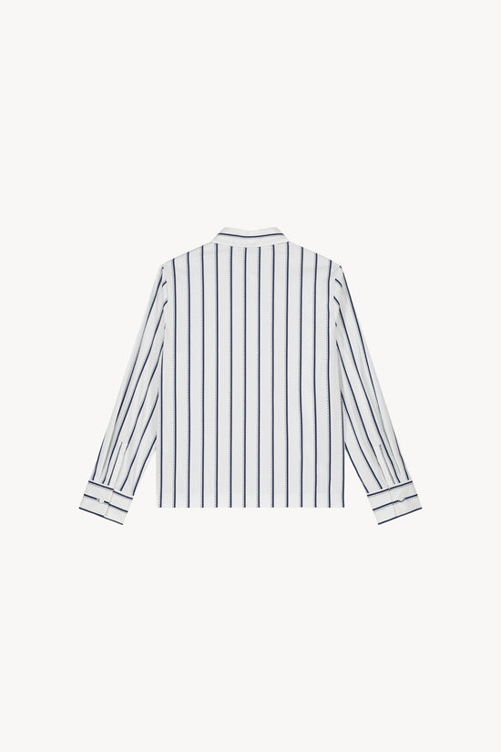 Chemise courte rayées marine taillée avec un col chemise, une patte de boutonnage cachée et des manches longues.