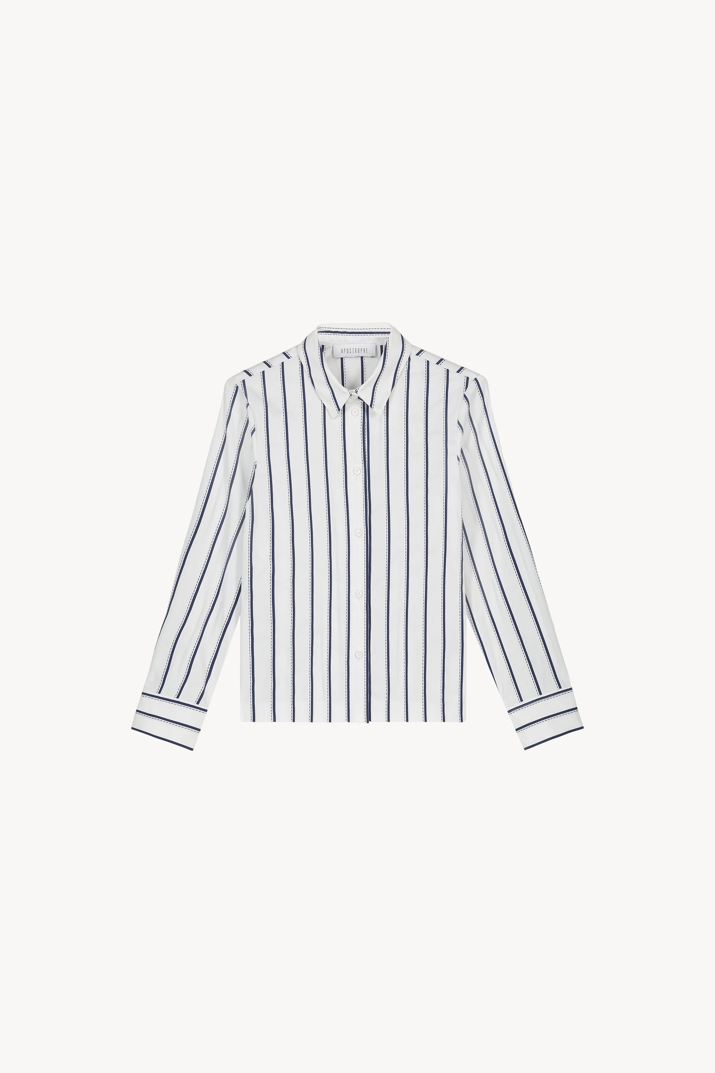 Chemise courte rayées marine taillée dans une coupe courte et droite.