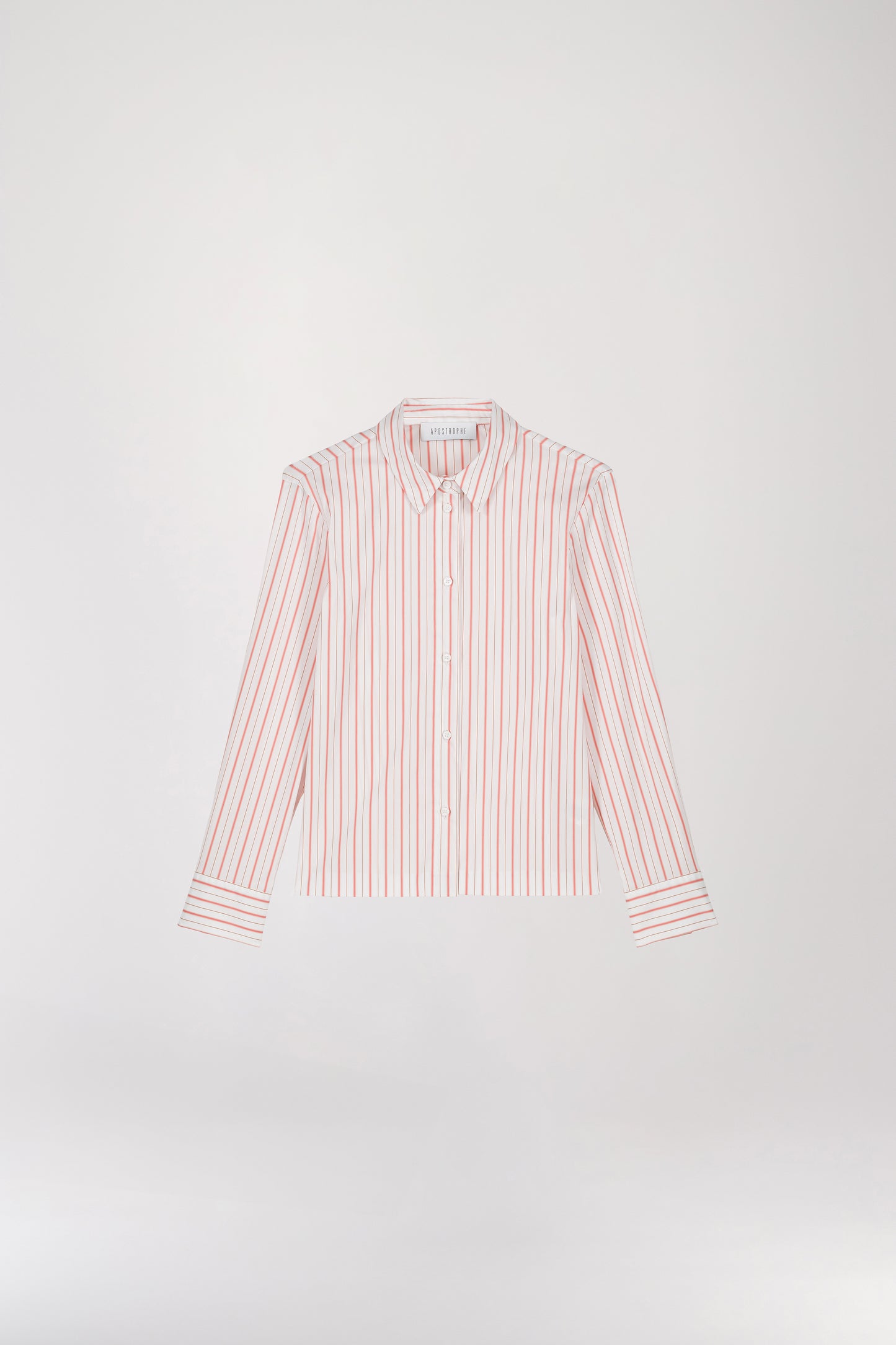 Chemise rayée orange à coupe droite en coton, avec col structuré et boutons nacrés apparents sur le devant et aux poignets pour un ajustement parfait. Des rayures horizontales se retrouvent sur les emmanchures et le dos, ajoutant une touche d'originalité à cette pièce élégante.