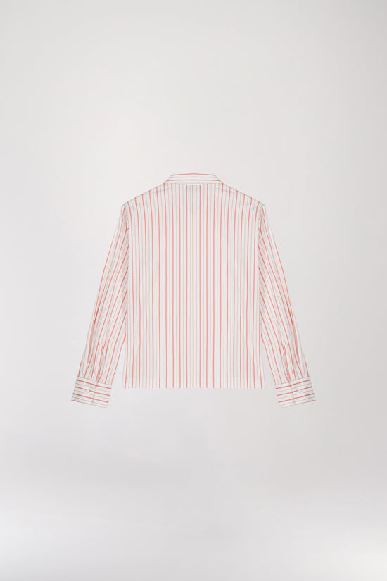 Chemise rayée orange à coupe droite en coton, avec col structuré et boutons nacrés apparents sur le devant et aux poignets pour un ajustement parfait. Des rayures horizontales se retrouvent sur les emmanchures et le dos, ajoutant une touche d'originalité à cette pièce élégante.