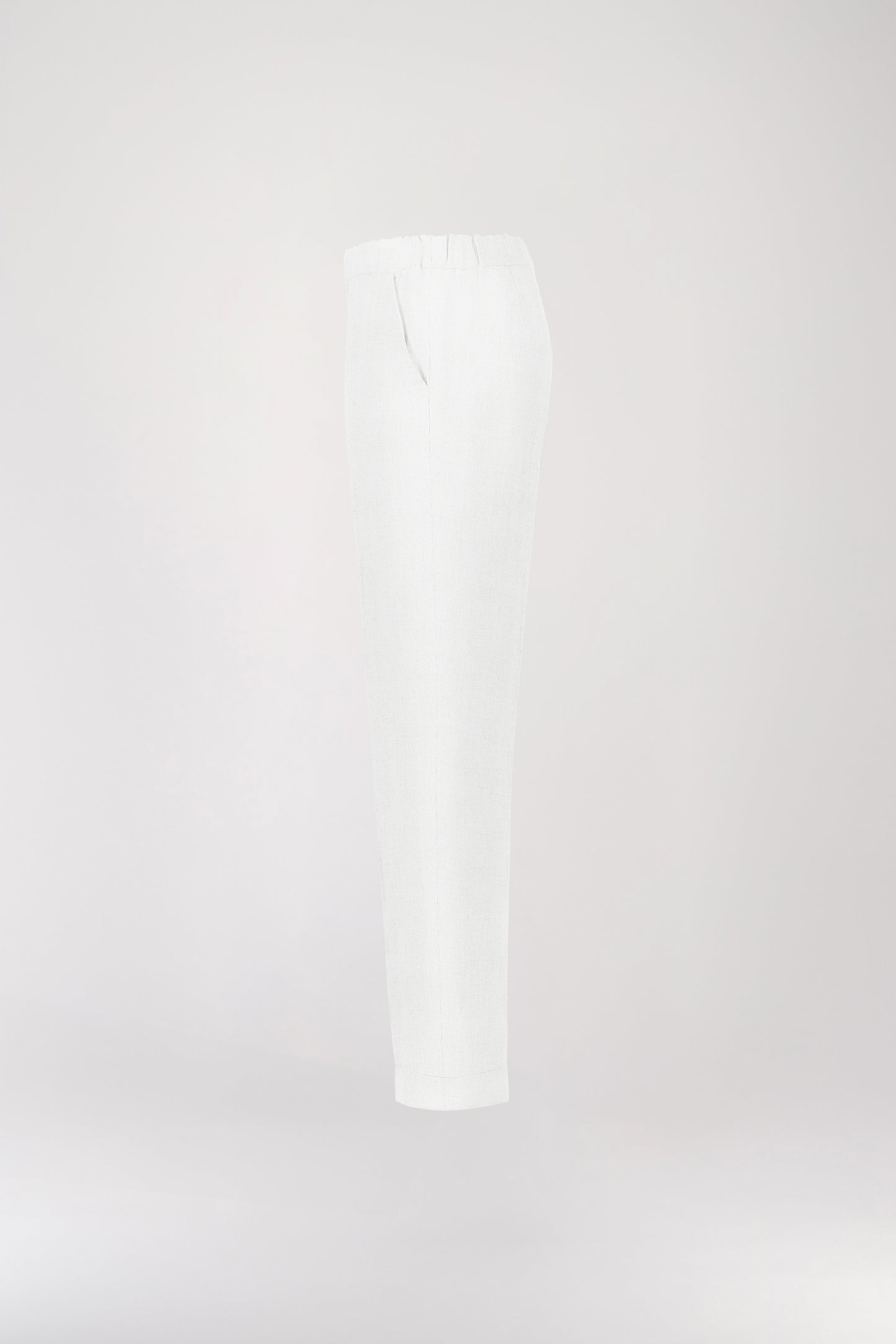 Pantalon à plis en lin blanc décontracté rehaussé d'une taille froncée maintenant la taille.Orné d'un plis marqués, une taille élastique froncée et de poches italiennes.