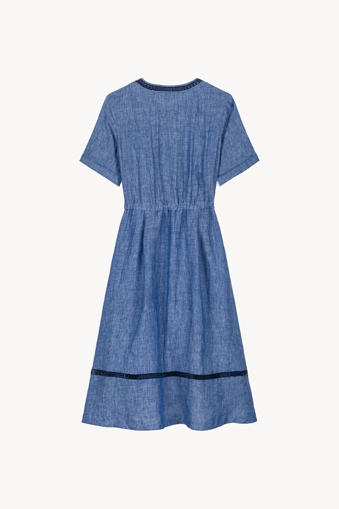 Robe brodé en lin bleu doté d'une ceinture à la taille et détails revers de manches
Patte de boutonnage apparente