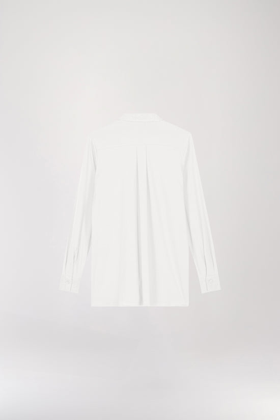 Chemise en jersey et lin blanc présente une coupe fluide, légère et naturellement texturée. Tissu bi-matière, des manches en jersey, une patte de boutonnage apparente et des boutons nacrés