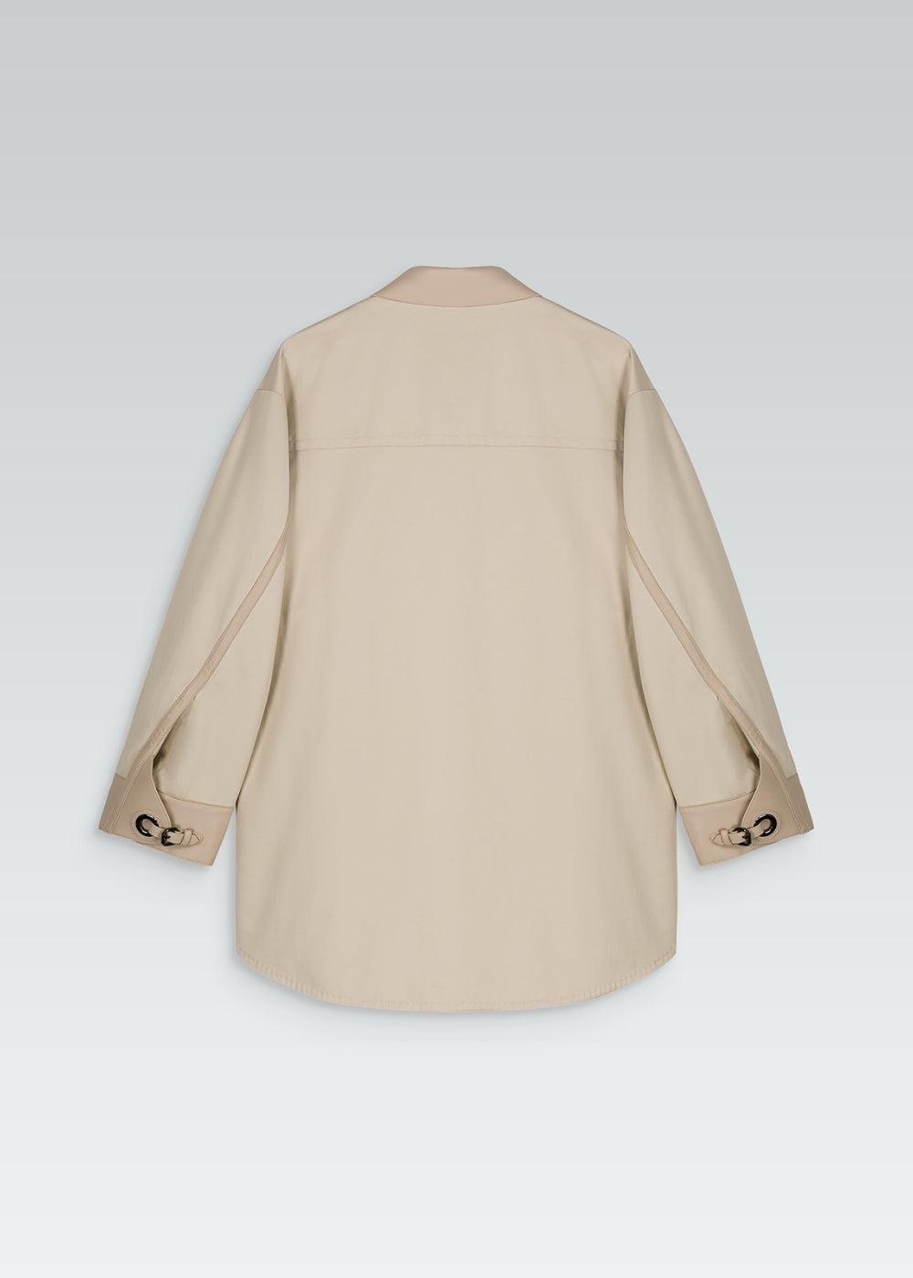 Manteau chemise beige poches à rabat en cuir, boutons recouverts de cuir et détails manches boutons