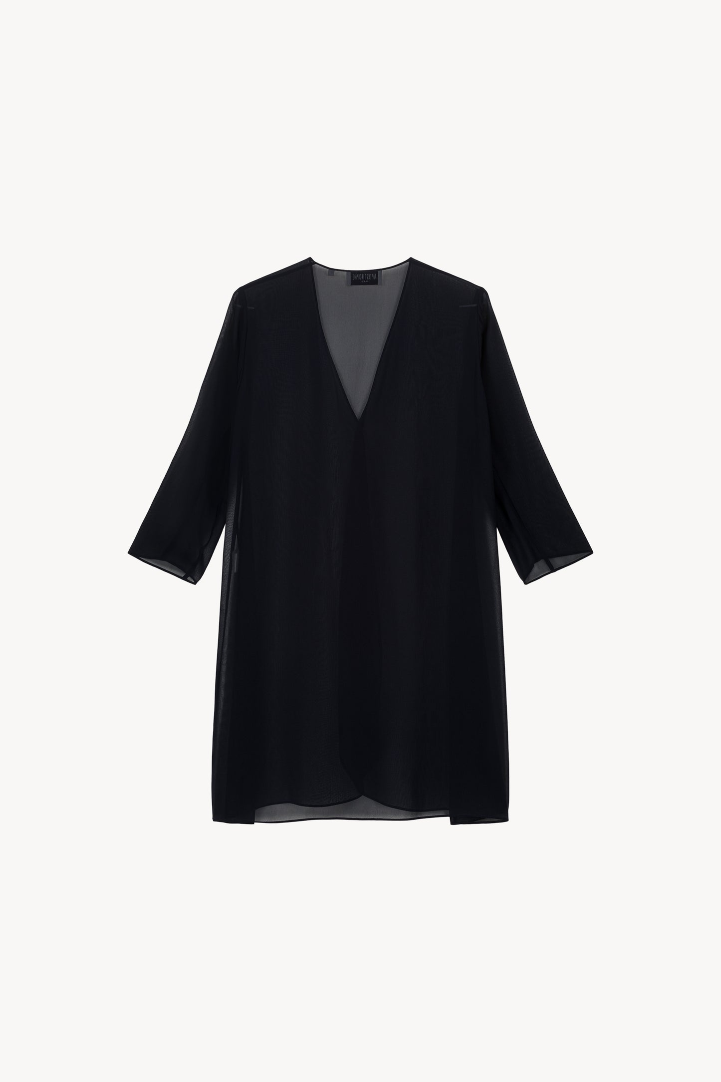 Gilet en mousseline de soie marine à coupe fluide, avec des manches 3/4 élégantes. Son tissu léger et transparent présente des bords surpiqués et un effet froncé, ajoutant une touche de chic.