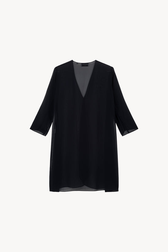 Gilet en mousseline de soie marine à coupe fluide, avec des manches 3/4 élégantes. Son tissu léger et transparent présente des bords surpiqués et un effet froncé, ajoutant une touche de chic.