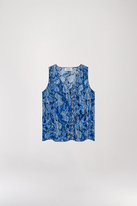 Débardeur col V à imprimé python bleu, conçu en mélange de soie et coton pour une finition fluide et légère. Ses fentes latérales ajoutent une touche d'élégance, rehaussée par un motif vibrant qui confère à la pièce un style résolument chic.