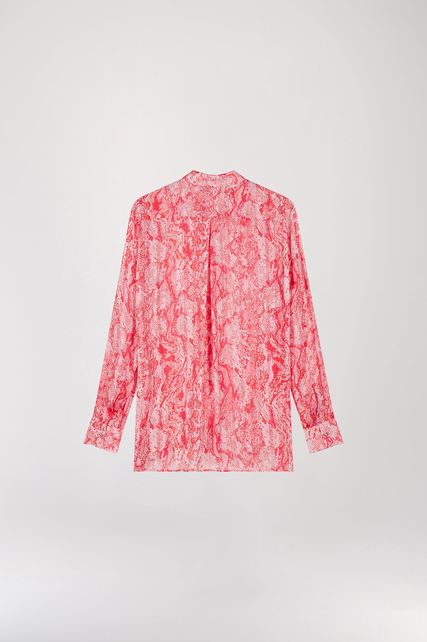 Chemise fluide à imprimé python corail en tissu léger, alliant confort et élégance. Dotée d'une patte de boutonnage délicate avec des boutons nacrés, son imprimé audacieux rehausse subtilement votre style pour une allure intemporelle et soignée.