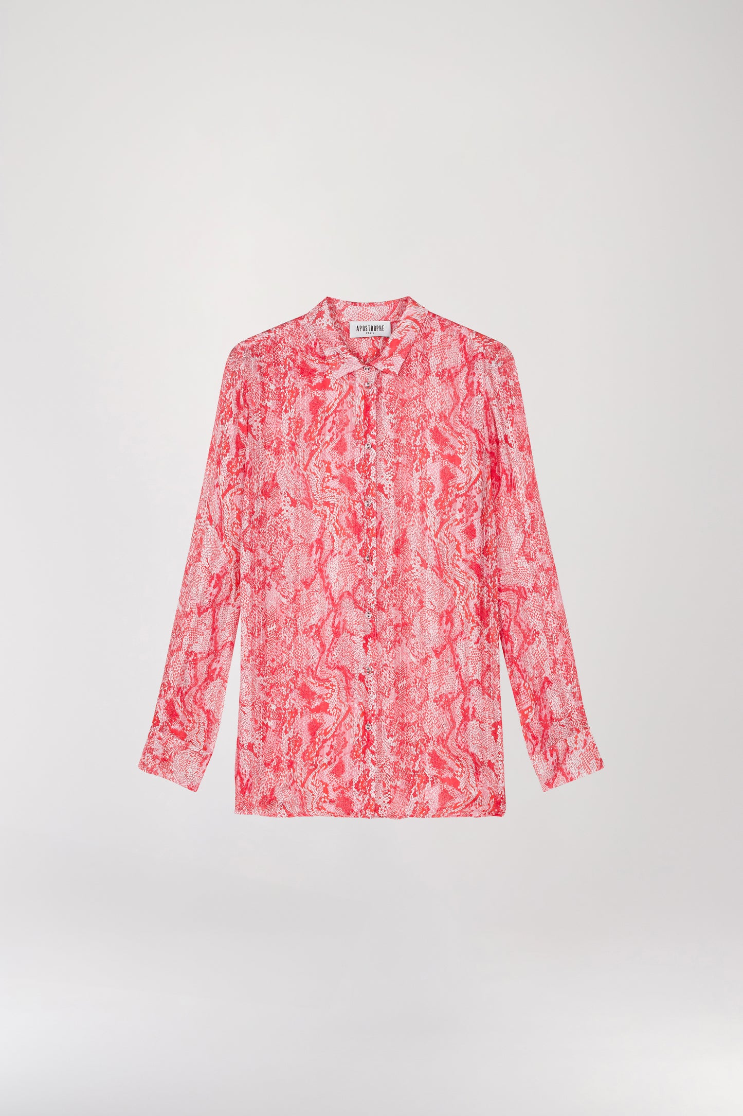 Chemise fluide à imprimé python corail en tissu léger, alliant confort et élégance. Dotée d'une patte de boutonnage délicate avec des boutons nacrés, son imprimé audacieux rehausse subtilement votre style pour une allure intemporelle et soignée.