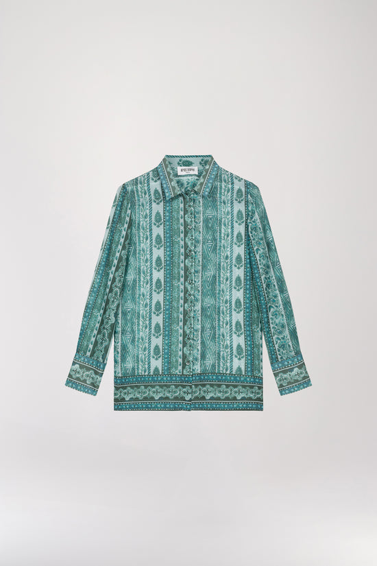 Chemise fluide imprimée kaki en tissu de soie, avec une coupe chic offrant une grande liberté de mouvement. La patte de boutonnage apparente met en valeur des boutons nacrés élégants. Son imprimé à feuilles dans des nuances de vert allie sophistication et élégance.