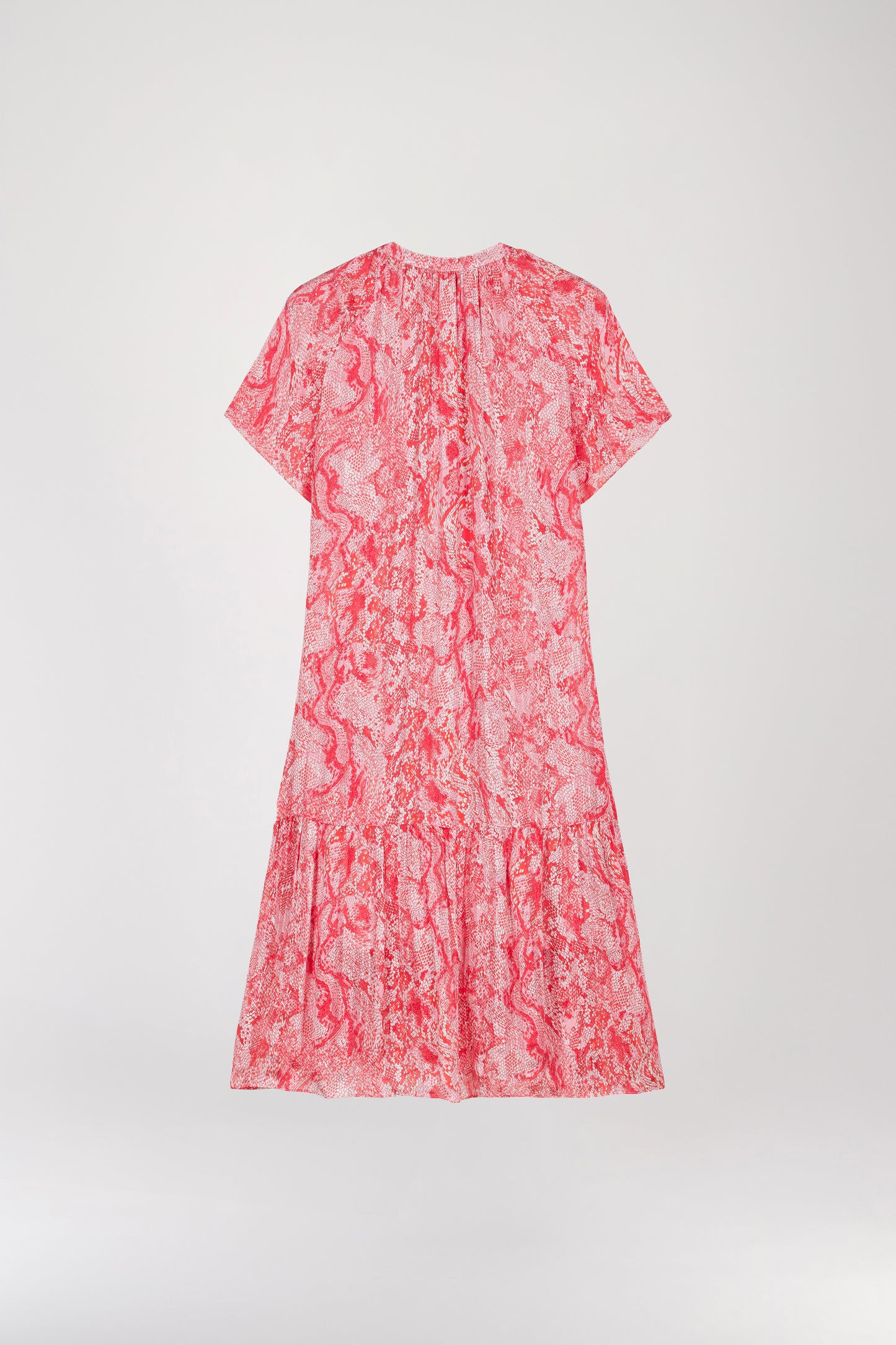 Robe à col mao à imprimé python corail, avec une coupe fluide et légère. Elle dispose d'une patte de boutonnage apparente et de cordons de serrage avec embouts bijoux. Ses manches courtes raglan et emmanchures américaines sont ornées de détails froncés sur les épaules.