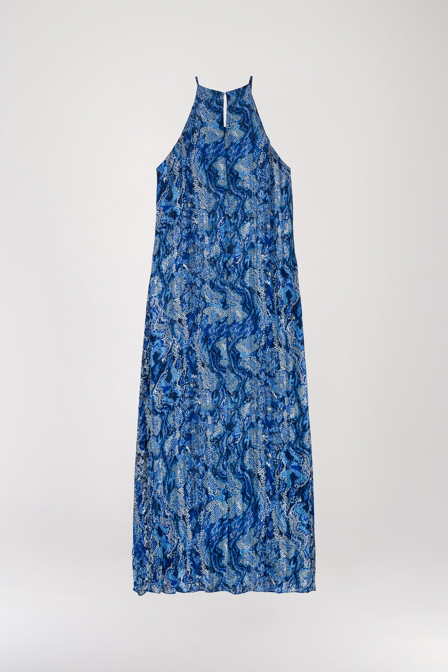 Robe longue sans manches à imprimé python bleu, avec une coupe fluide et évasée. Elle présente une encolure en U, une fermeture avec bouton nacré formant une goutte dans le dos, et offre une liberté de mouvement tout en mettant en valeur la silhouette avec élégance.