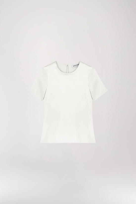 T-shirt en soie blanc, minimaliste et au look soyeux, parfait pour élever votre style sans effort. Il présente un col rond, des manches courtes, une fermeture à bouton dans le dos et une forme goutte avec un bouton recouvert, alliant élégance et simplicité.