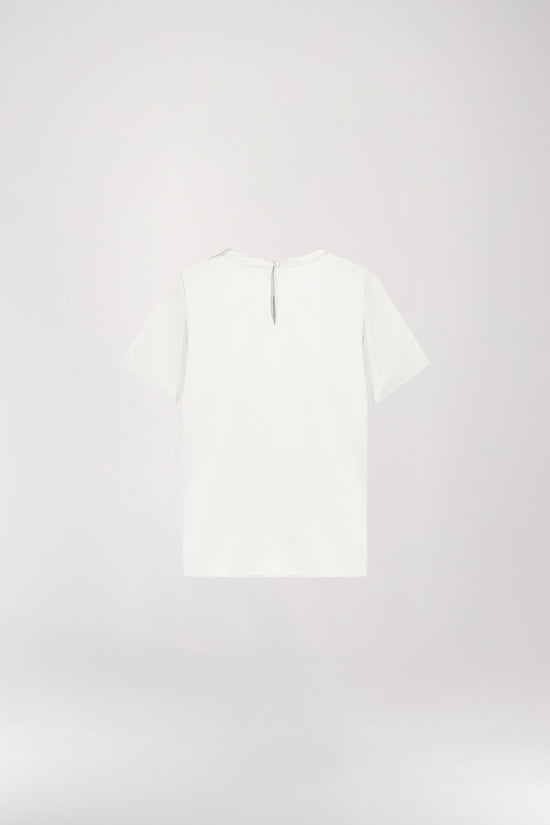 T-shirt en soie blanc, minimaliste et au look soyeux, parfait pour élever votre style sans effort. Il présente un col rond, des manches courtes, une fermeture à bouton dans le dos et une forme goutte avec un bouton recouvert, alliant élégance et simplicité.