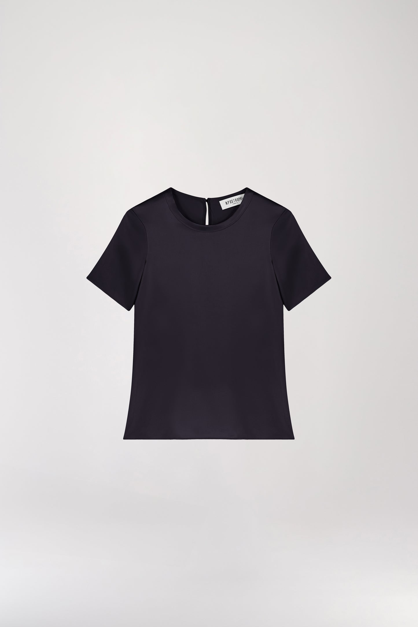 T-shirt en soie marine, minimaliste et au look élégant, idéal pour élever votre style sans effort. Doté d’un col rond, de manches courtes, d’une fermeture à bouton dans le dos et d’une forme goutte avec bouton recouvert, il allie sophistication et simplicité.