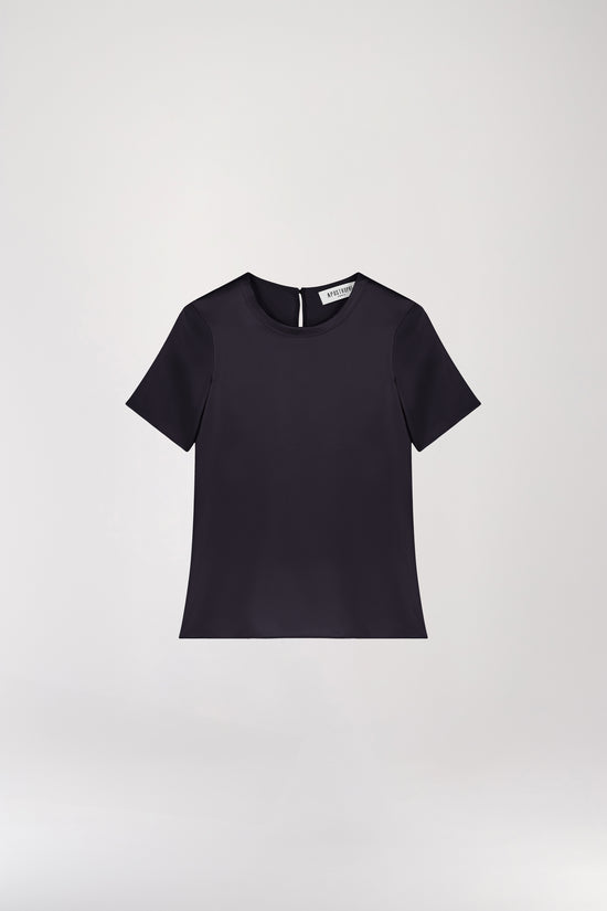 T-shirt en soie marine, minimaliste et au look élégant, idéal pour élever votre style sans effort. Doté d’un col rond, de manches courtes, d’une fermeture à bouton dans le dos et d’une forme goutte avec bouton recouvert, il allie sophistication et simplicité.