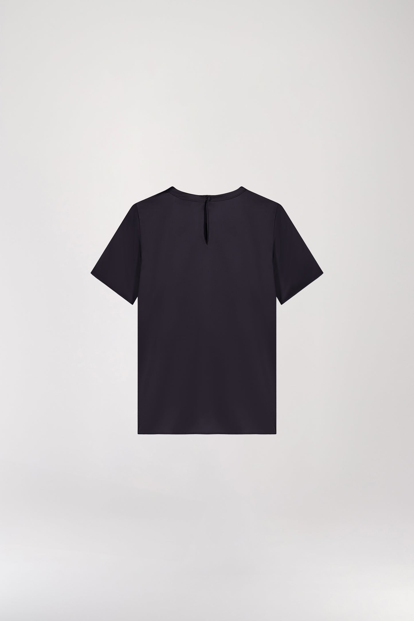 T-shirt en soie marine, minimaliste et au look élégant, idéal pour élever votre style sans effort. Doté d’un col rond, de manches courtes, d’une fermeture à bouton dans le dos et d’une forme goutte avec bouton recouvert, il allie sophistication et simplicité.