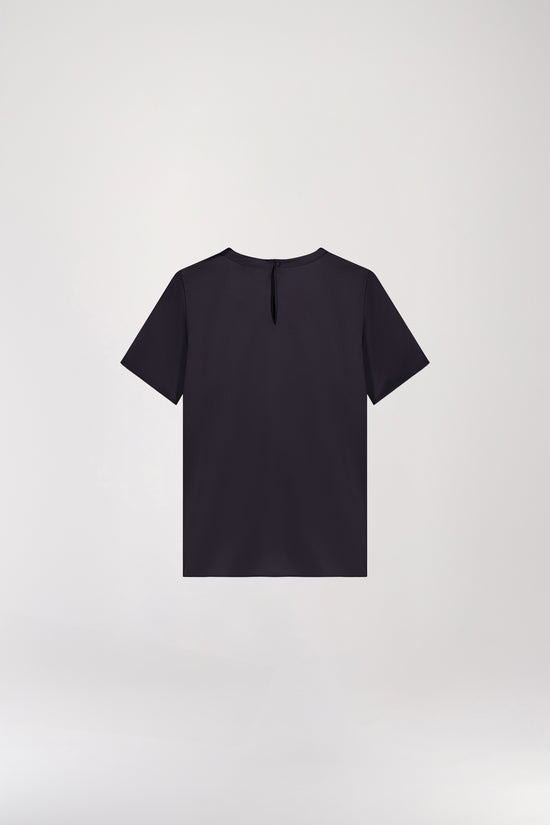 T-shirt en soie marine, minimaliste et au look élégant, idéal pour élever votre style sans effort. Doté d’un col rond, de manches courtes, d’une fermeture à bouton dans le dos et d’une forme goutte avec bouton recouvert, il allie sophistication et simplicité.