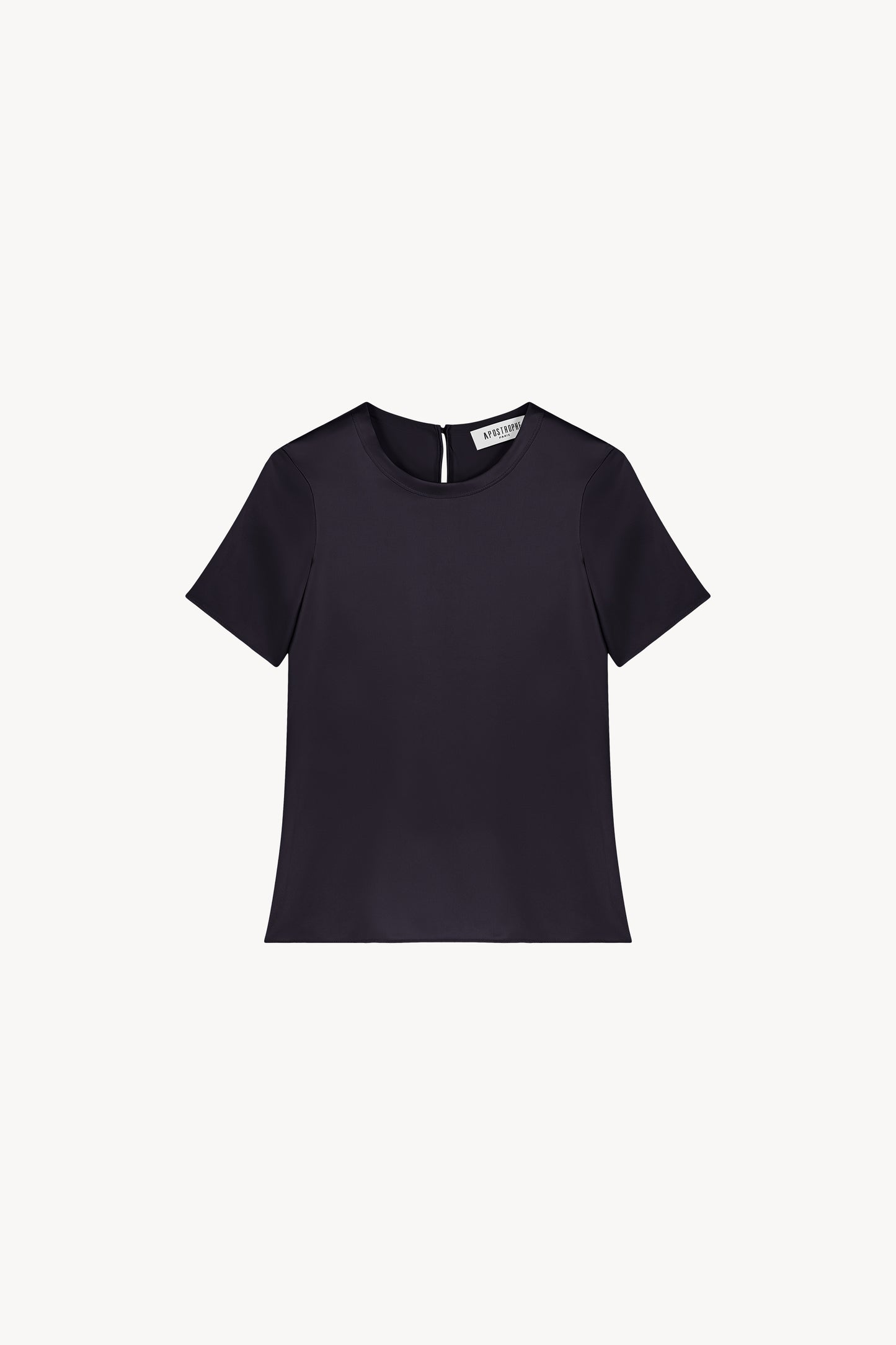 T-shirt en soie marine, minimaliste et au look élégant, idéal pour élever votre style sans effort. Doté d’un col rond, de manches courtes, d’une fermeture à bouton dans le dos et d’une forme goutte avec bouton recouvert, il allie sophistication et simplicité.